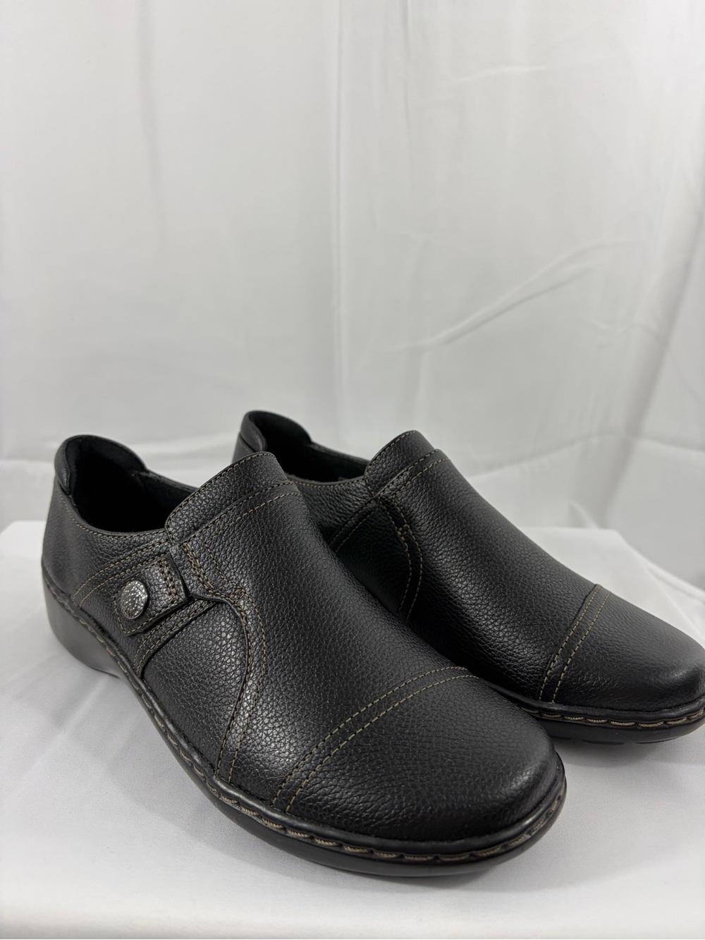 NWT Clarks Women’s Size 7.5 Black Slip-On Casual Leather Shoes
